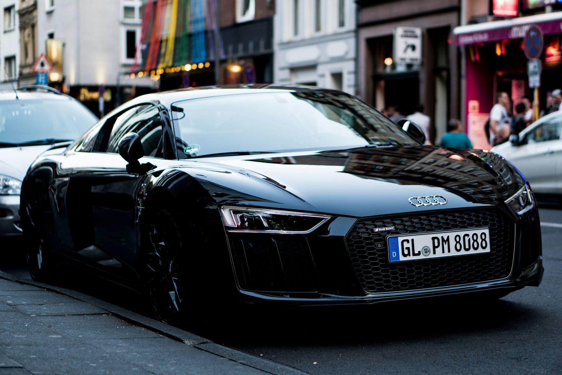 Schwarzer Audi R8 parkt in Stadt